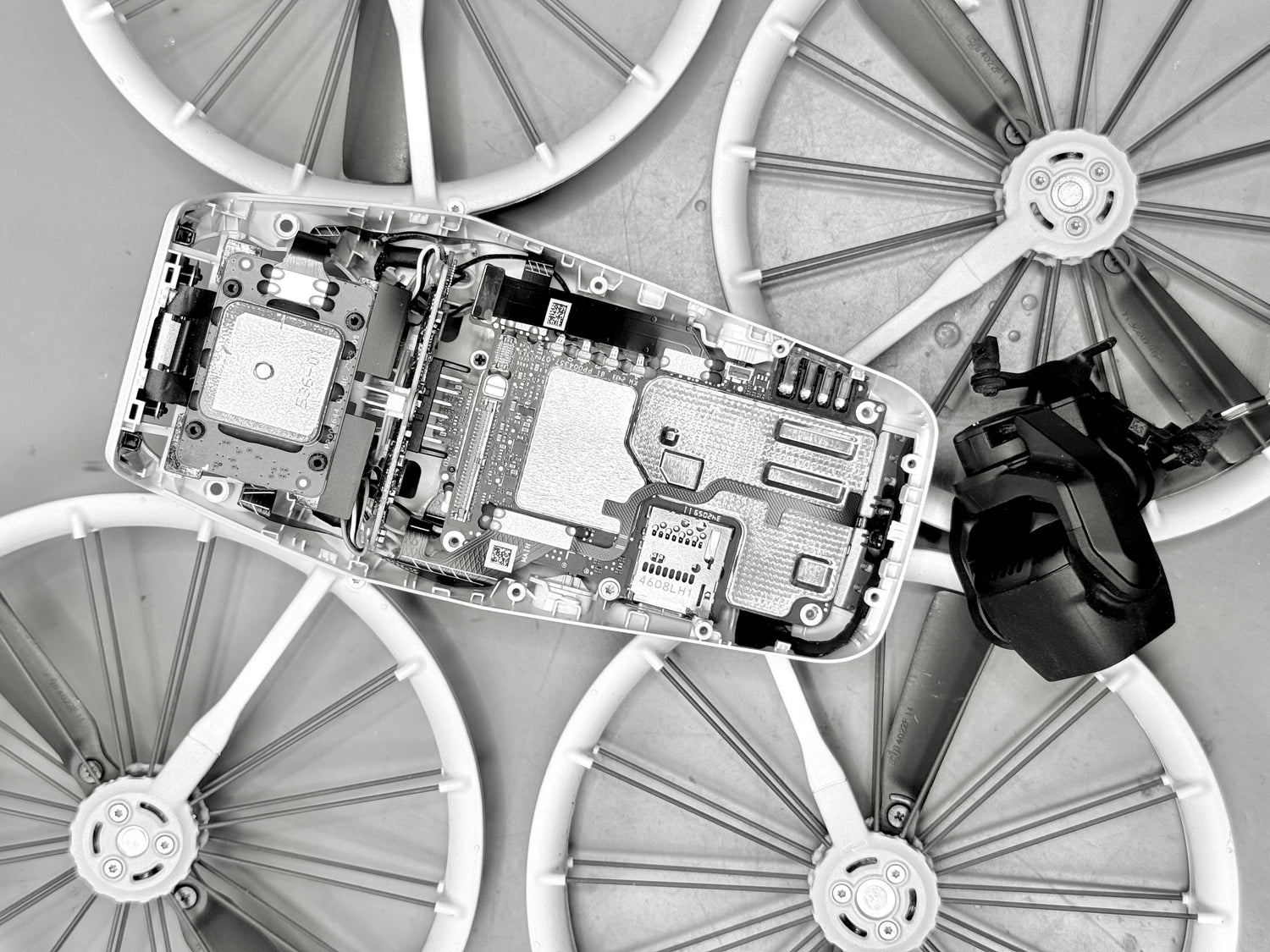 DJI Flip geöffnet mit sichtbarer Platine und Gimbal