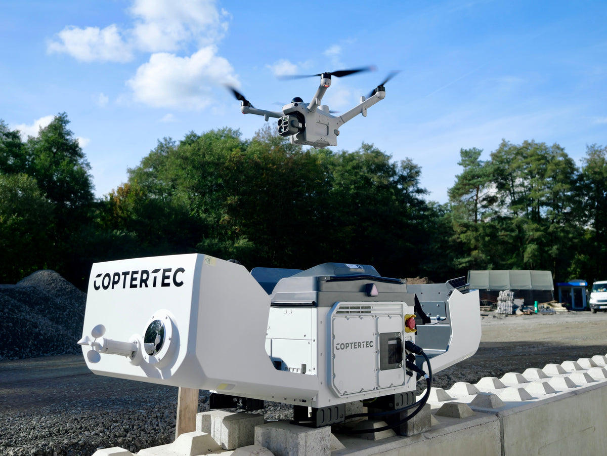 DJI Matrice 5TD fliegt über dem geöffneten DJI Dock 4 von CopterTec