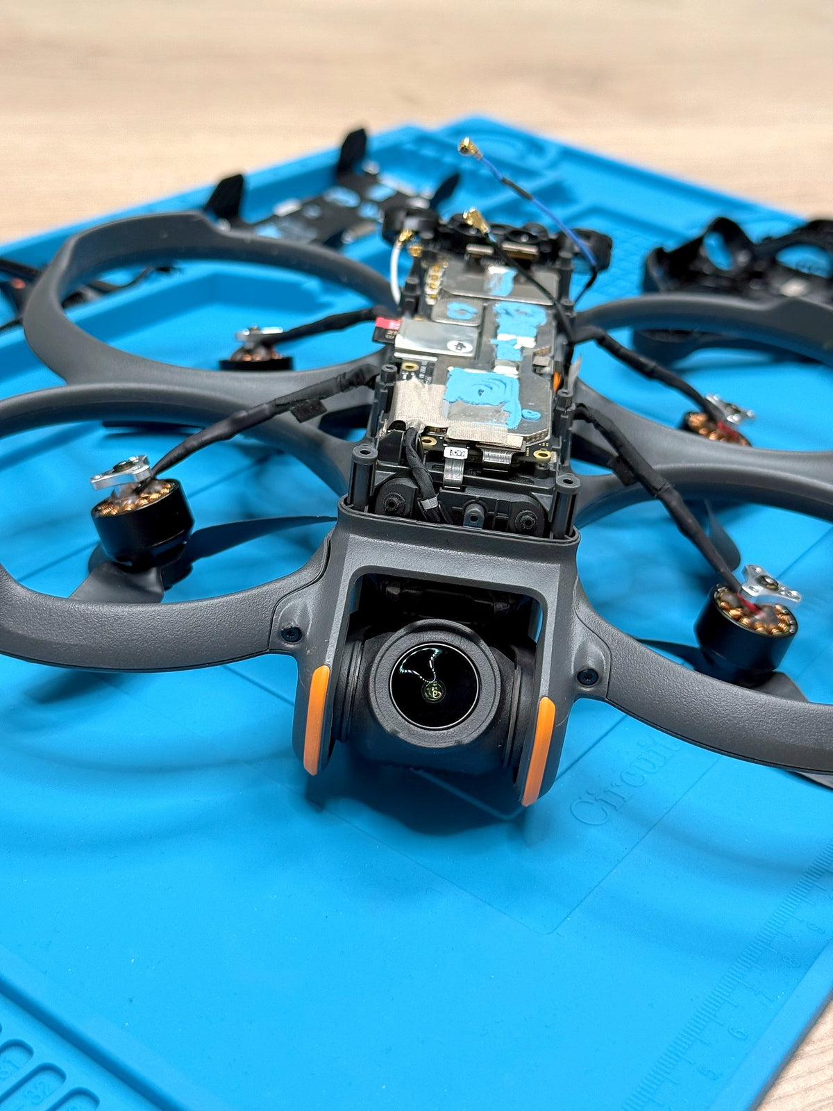 Geöffnete DJI Avata 2 mit freigelegter Elektronik auf der Reparaturmatte bei CopterTec.
