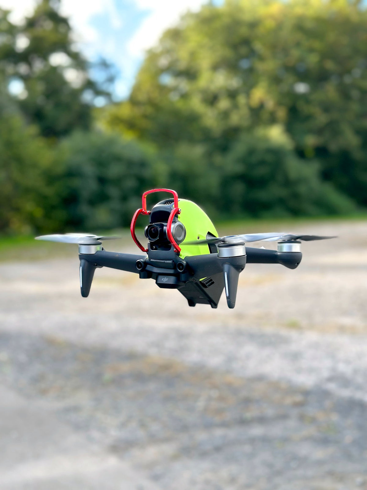 DJI FPV mit neongrüner Haube beim Testflug nach der Reparatur bei CopterTec.
