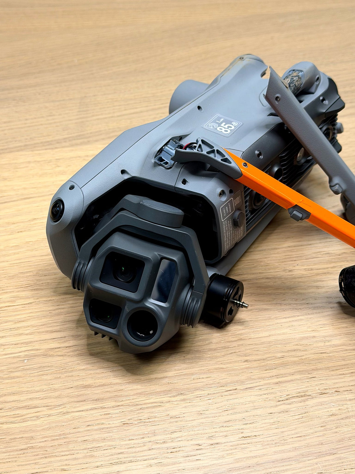DJI Matrice 4E wird für die Reparatur bei CopterTec mit einem Kunststoff-Hebelwerkzeug schonend geöffnet.