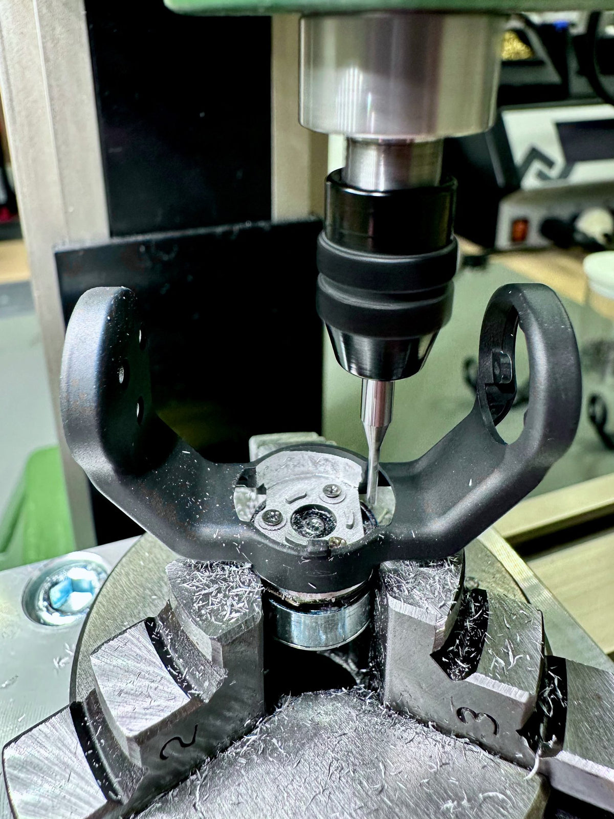 Präzisionsbearbeitung eines Gimbal-Arms der DJI Mini 3 Pro an der Fräsmaschine bei der Reparatur in der CopterTec-Werkstatt.