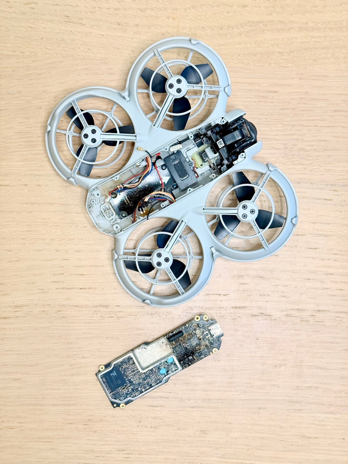 Für die Reparatur zerlegte DJI Neo mit ausgebauter Platine auf dem Werkstatttisch bei CopterTec.