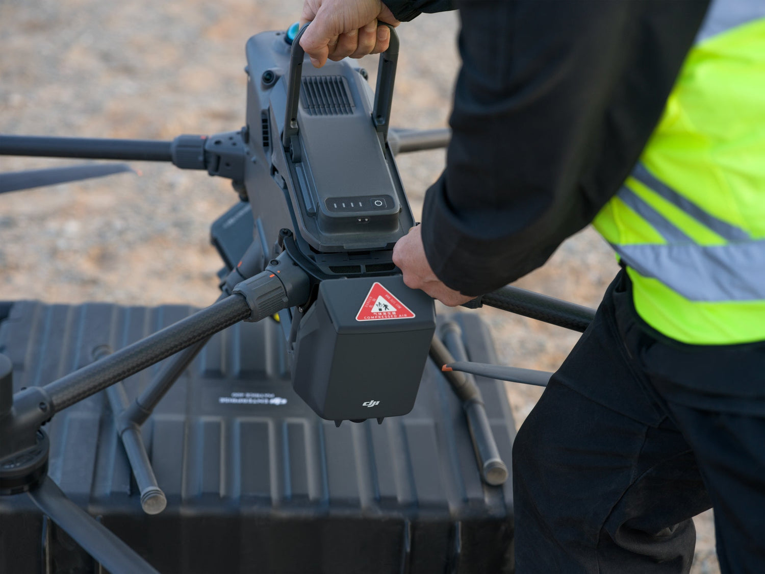DJI AP100 Fallschirm montiert an DJI Matrice 400 bei Akkuwechsel Vorgang. 