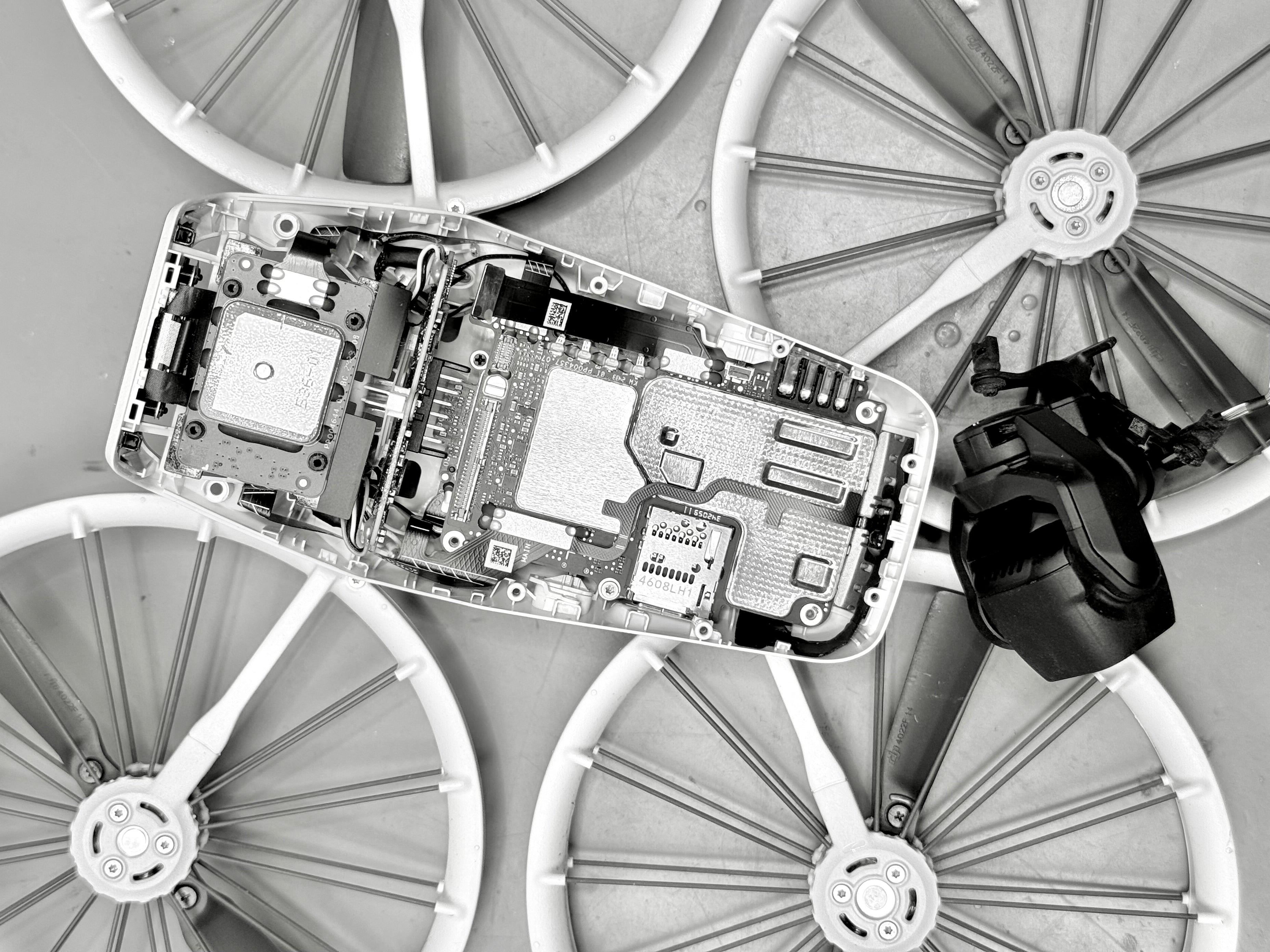 DJI Flip geöffnet mit sichtbarer Platine und Gimbal