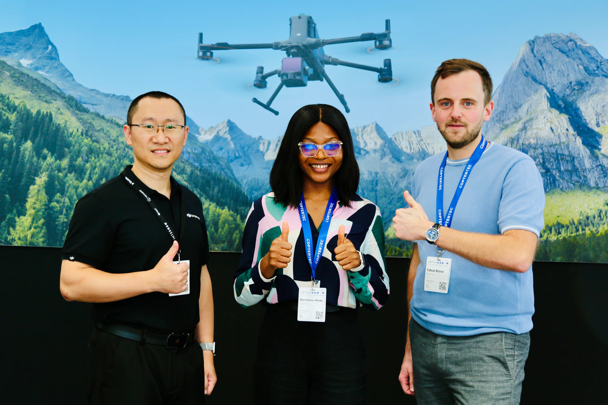 Ogechukwu Okeke und Fabian Briese von CopterTec, beide DJI GEO Trainer, mit Brad Li von DJI auf der INTERGEO 2026 in München