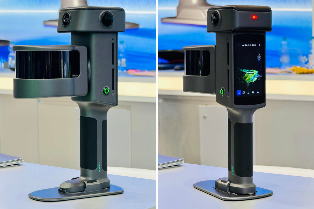 XGRIDS Lixel L3 SLAM-Scanner von beiden Seiten: links LiDAR-Einheit und Kamerakopf, rechts das integrierte Display mit Punktwolke