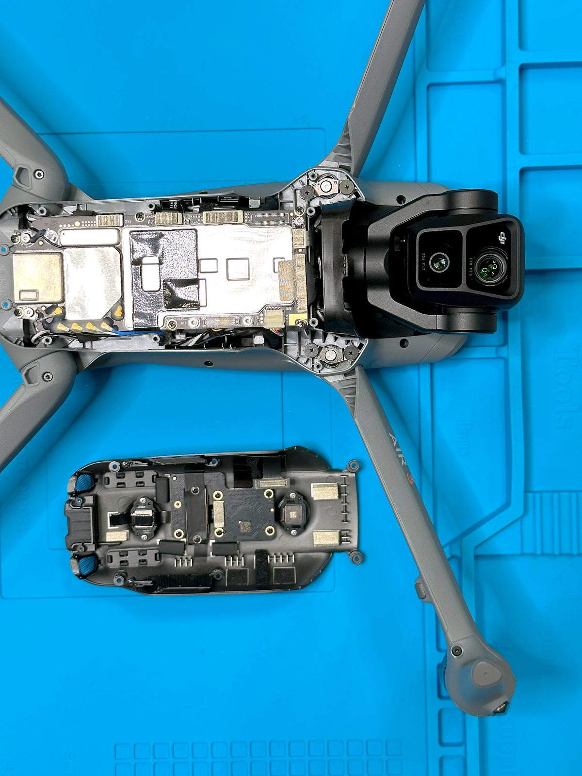 DJI Air 3 mit ausgebauter Hauptplatine auf der Reparaturmatte bei CopterTec.