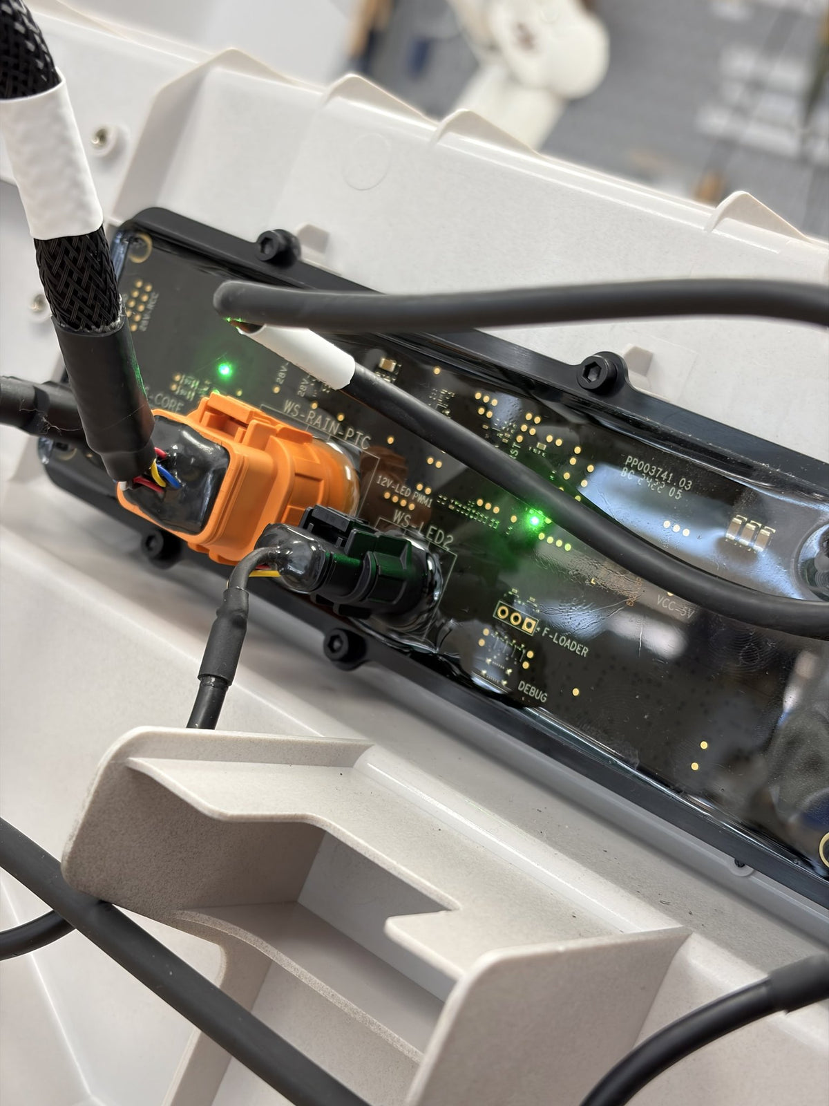 Elektronik einer DJI Dock 2 mit Steckverbindern und Platine bei der Reparatur bei CopterTec.