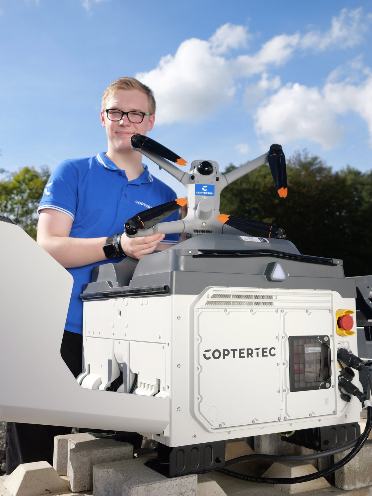 CopterTec-Mitarbeiter prüft nach der Reparatur eine DJI Matrice 5TD an der geöffneten DJI Dock 4.