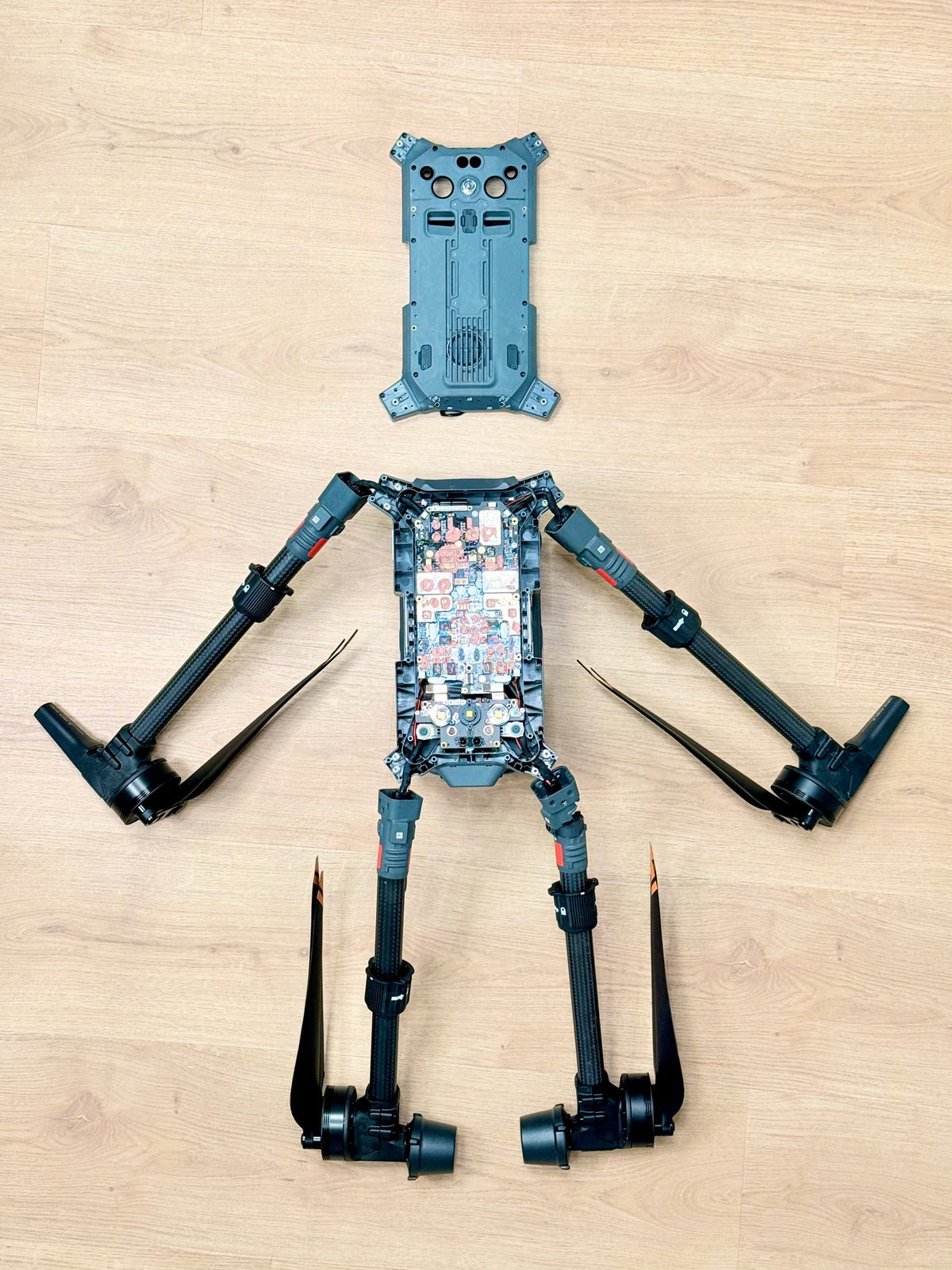 Für die Reparatur komplett zerlegte DJI Matrice 350 RTK mit Hauptplatine, Armen und Gehäuseteilen bei CopterTec.