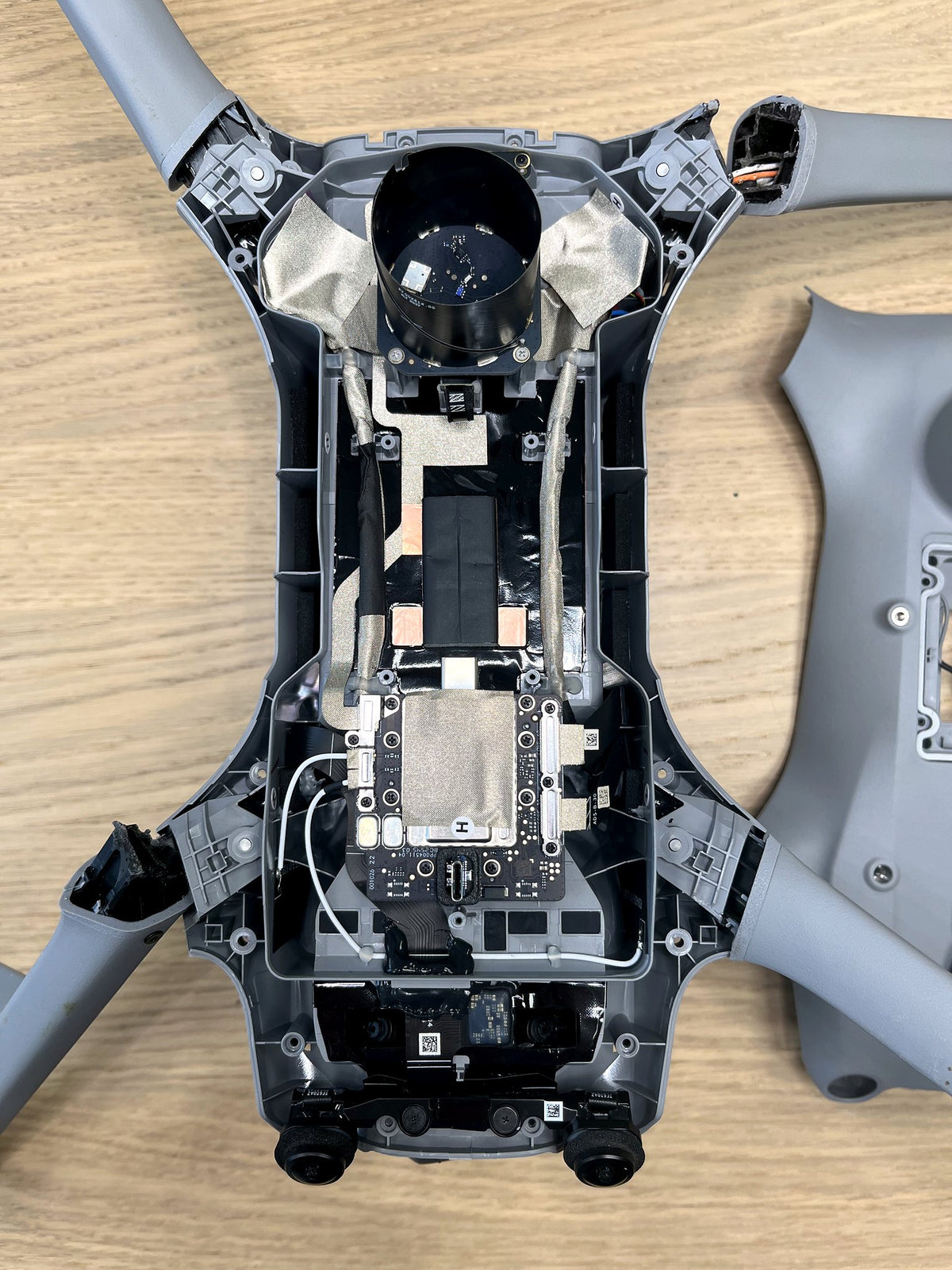 Geöffnete DJI Matrice 4TD bei CopterTec mit Hauptplatine und Kühlsystem zur Reparatur.