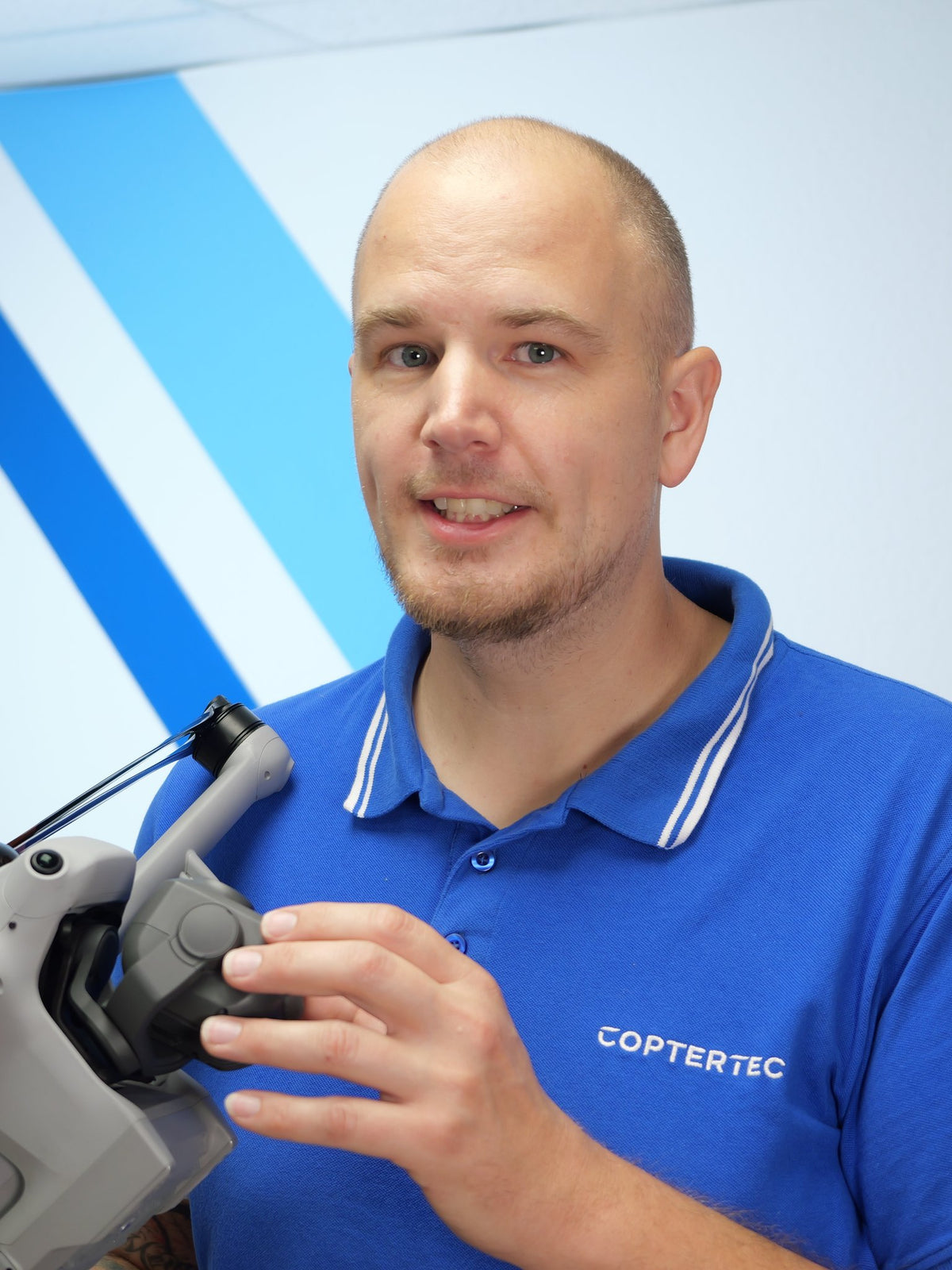 CopterTec-Techniker prüft eine DJI Matrice 5TD vor der Reparatur.