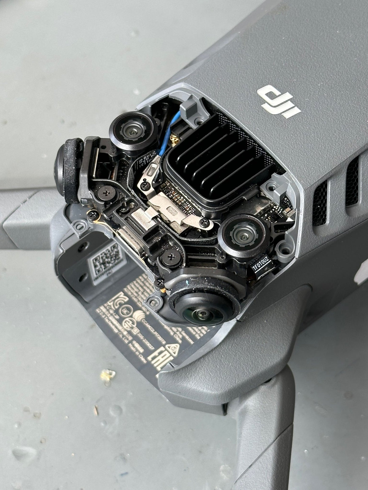 Beschädigter Gimbal einer DJI Mavic 3 mit freiliegender Elektronik bei der Schadensanalyse für die Reparatur bei CopterTec.