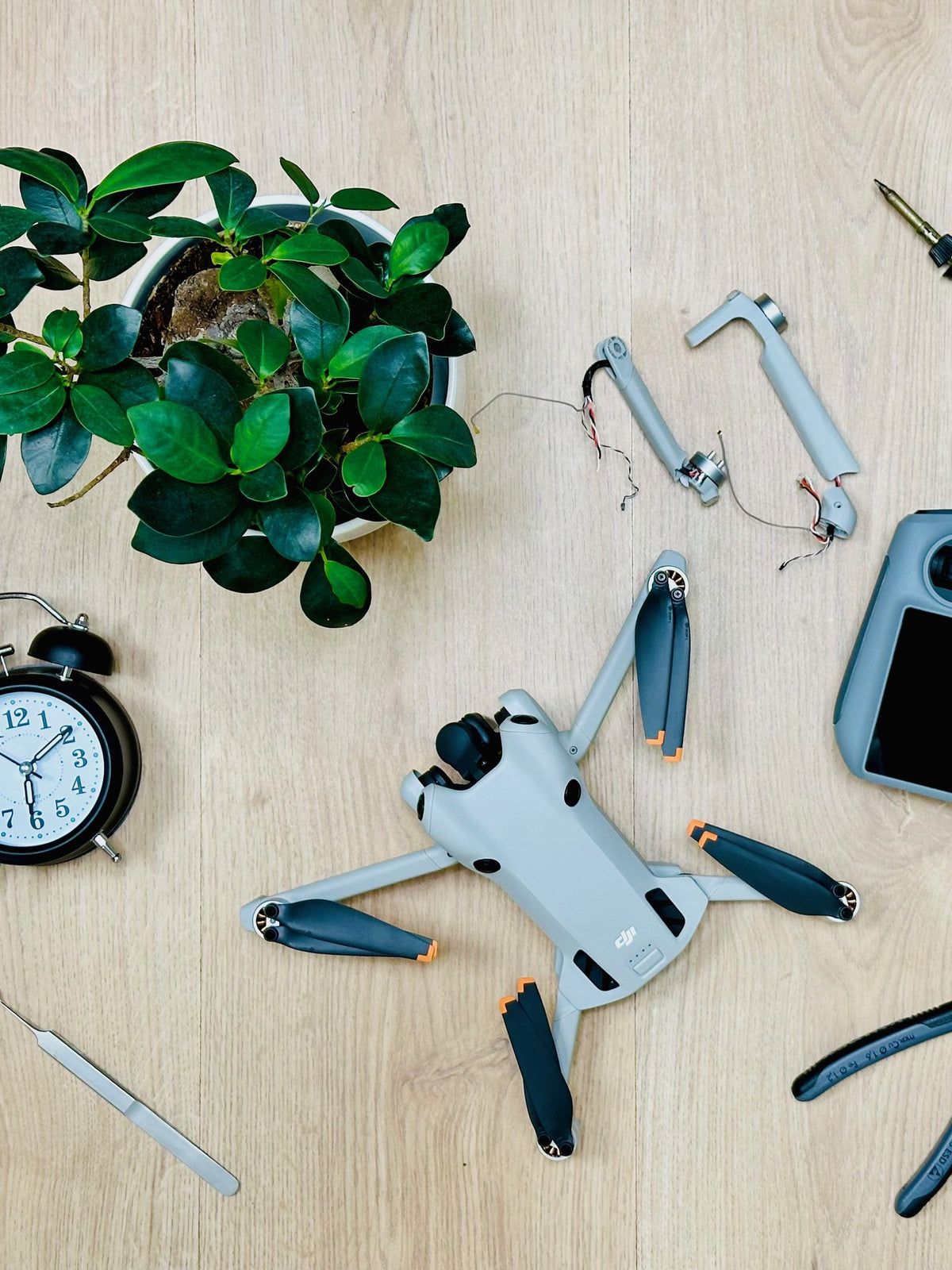 DJI Mini 4 Pro mit Fernsteuerung, Werkzeug und Ersatzteilen auf dem Arbeitstisch bei CopterTec – vorbereitet für eine schnelle Drohnenreparatur.